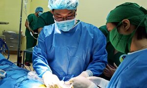 Bác sĩ dùng tay bịt lỗ thủng tim trong lúc phẫu thuật cứu phụ nữ bị cướp đâm