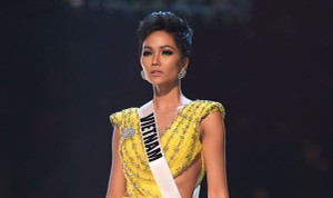 H'Hen Niê gây ấn tượng với màn hất váy cực đẹp mắt trong đêm bán kết 'Hoa hậu Hoàn vũ 2018'