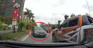 Đi ngược chiều, xe biển xanh bị ép lùi hàng trăm mét ở Hà Nội