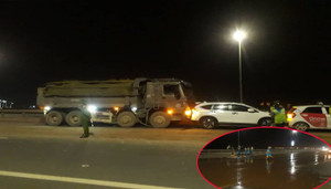 Xe tải làm rơi vãi bùn đất gây tai nạn liên hoàn trên cầu Nhật Tân