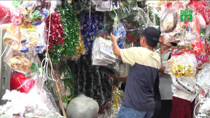 Video: Dân Sài Gòn rộn ràng mua sắm đón Noel 2018