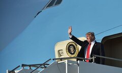 Áp lực bủa vây tứ phía, Tổng thống Trump đi nghỉ 'xả hơi' dài ngày