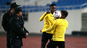 Cầu thủ Malaysia biểu diễn kỹ thuật cho nhân viên an ninh sân Mỹ Đình xem