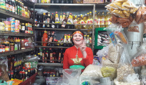 Video: Tiểu thương chợ Đà Nẵng mặc áo cờ đỏ sao vàng, nhảy múa cổ vũ đội tuyển Việt Nam