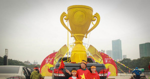 Ảnh: Cận cảnh 'cúp vàng AFF Cup' khổng lồ cao 2,1m trước trận chung kết Việt Nam - Malaysia