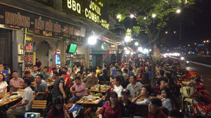 Tin Việt Nam sẽ thắng Malaysia, nhiều mặt hàng 'ăn theo' trận chung kết bắt đầu đội giá