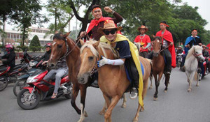 Video: CĐV đất Cảng cưỡi ngựa 'đi bão' cổ vũ cho đội tuyển Việt Nam