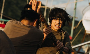 Lộ ảnh Noo Phước Thịnh để tóc dài, hỗn chiến căng thẳng tại làng chài