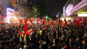 Clip: CĐV Hà Nội vỡ òa khi Việt Nam vô địch AFF Cup 2018