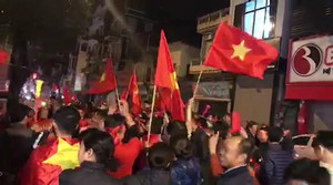 Clip: Hàng ngàn CĐV nhuộm đỏ đường phố, hô vang 'Việt Nam vô địch!'