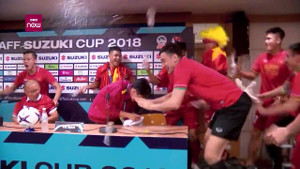 Video: Kiểu ăn mừng kì lạ của thầy Park cùng học trò trên bàn họp báo sau khi giành chức vô địch