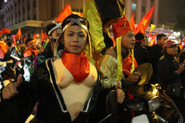 Video: 'Thầy trò Đường Tăng' ôm bình gas ra đường cổ vũ Việt Nam vô địch