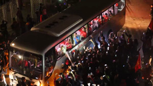 Video: Người hâm mộ hộ tống tuyển Việt Nam mang cúp vô địch rời sân Mỹ Đình