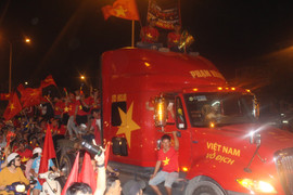 Video: Container ‘đại náo’ TP.HCM mừng tuyển Việt Nam vô địch AFF Cup 2018