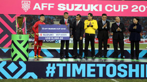 Ảnh: Quang Hải nhận danh hiệu 'Cầu thủ xuất sắc nhất AFF Cup 2018'