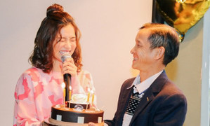 Hoàng Yến Chibi xúc động khi được bố bí mật mang bánh kem tặng sinh nhật