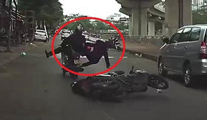 Clip: Lái xe máy bằng 1 tay, không quan sát đường và cái kết khiến người xem 'sôi máu'