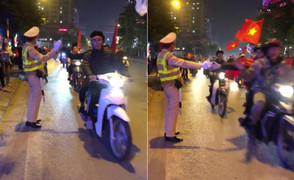 Clip: Anh CSGT 'dễ thương nhất cơn bão' đập tay ăn mừng với CĐV trên phố