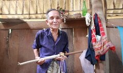 Thanh kiếm kỳ dị bị 'ma xó nhập' vào của người Lào ở Điện Biên