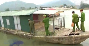 Đúc thuyền xi măng to như hai gian nhà để đánh bạc giữa sông