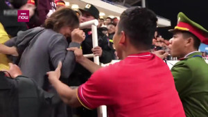 Clip: Xúc động khoảnh khắc mẹ Anh Đức chen qua dòng người để gặp con