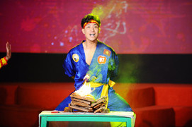 Nam sinh dùng đầu đập vỡ ngói giành giải nhất tài năng sinh viên