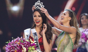 Video: Giây phút đăng quang của Tân Hoa hậu Hoàn vũ 2018