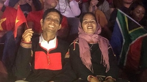 Bố mẹ H'Hen Niê diện trang phục dân tộc Ê-Đê, ngồi dưới cổ vũ con gái