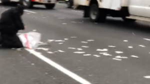 Clip: Xe chở tiền bung cửa, cao tốc hỗn loạn