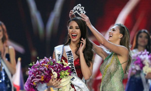 Tân Hoa hậu Hoàn vũ từng ôm cờ Philippines khóc ở 'Hoa hậu Thế giới 2016'