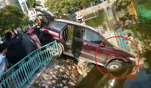 Clip: Ô tô lao qua dải phân cách, 'cắm đầu' xuống hồ Trúc Bạch, Hà Nội