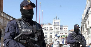 Italy bắt giữ kẻ âm mưu gài bom ở các nhà thờ