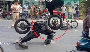 Clip: Hiện trường tai nạn oái oăm, xe máy Winner chổng ngược 2 bánh lên trời