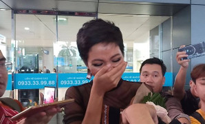 H'Hen Niê bật khóc nức nở, vỡ òa trong vòng tay khán giả khi về nước