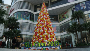 Video: Cây thông Noel khổng lồ bằng nón lá tại Hà Nội