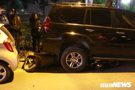 Clip: Camera an ninh ghi lại cảnh xe Lexus tông gần chục xe trên phố Hà Nội