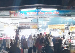 Bị cảnh sát PCCC 'tuýt còi', chợ đêm trái phép ở Huế vẫn ngang nhiên hoạt động