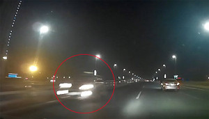 Ô tô con ngang nhiên phóng ngược chiều vào làn tốc độ cao trên cầu Nhật Tân