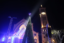 Video: Bên trong cây thông giáng sinh cao 12 m được trang trí 600 bộ đèn led ở Hà Nội