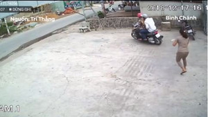 Clip: Đi bộ trên vỉa hè, 2 tên cướp áp sát giật phăng dây chuyền của phụ nữ ở TP.HCM