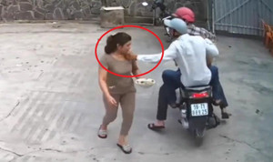 Clip: Cướp manh động giật dây chuyền phụ nữ trước cửa nhà
