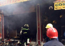 Phá cửa giải cứu 7 người kẹt trong đám cháy lúc rạng sáng ở TP.HCM