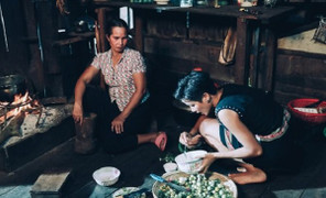 Ảnh giản dị của H'Hen Niê và mẹ gây sốt trong cộng đồng quốc tế