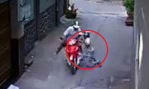 Clip: Lái xe ôm bất lực chống trả kẻ cướp xe ở Sài Gòn