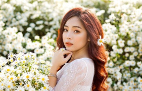 Sao mai Mai Diệu Ly khoe nhan sắc xuân thì rực rỡ bên cúc hoạ mi