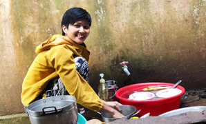 Hình ảnh đi chợ, rửa bát, nấu cơm của H'Hen Niê gây sốt truyền thông quốc tế