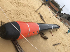 Vật thể lạ có chữ Trung Quốc dạt vào bờ biển Phú Yên