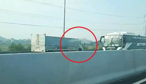 Rợn người clip xe tải chạy ngược chiều vun vút trên cao tốc Hà Nội - Hải Phòng