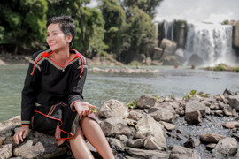 Clip: Hoa hậu H'hen Niê đeo gùi, đi bộ tặng quà cho người nghèo ở buôn