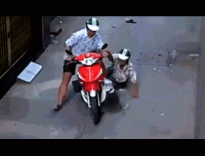 Dùng ngón tay giả làm hung khí chọc vào hông tài xế GrabBike, đe dọa cướp xe ở TP.HCM